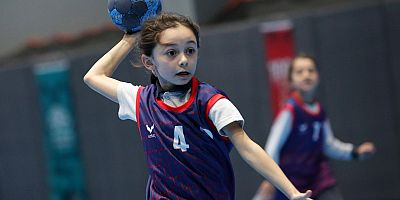 Hentbol ve masa tenisinde kazananlar kupa ve madalyalarını aldı