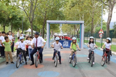 Bursa'da çocuklar bisikletle eğlenerek öğrendi