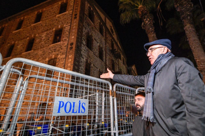 İzmir'de gece nöbetine devam... CHP'li Tanal pense ile plastik kelepçeleri kesti!